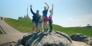 Une famille victorieuse après avoir résolu le jeu de piste Le Secret du Dôme au Puy de Dôme