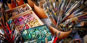 Atelier d'émaillage pour un groupe de visiteurs au Puy de Dôme